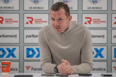 Neill Collins Barnsley 'in baş antrenörü, 5 Mart 202' de Oakwell, Barnsley 'de oynanan Sky Bet 1 maçında basın toplantısında konuştu.