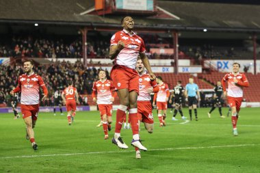 Barnsley 'li Donovan Pines, 5 Mart 202' de Oakwell, Barnsley, İngiltere 'de oynanan Sky Bet 1 karşılaşmasında 2-0' lık galibiyet golünü kutluyor.