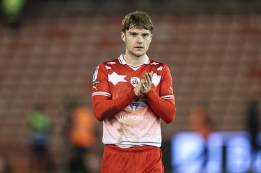 Barnsley 'den Luca Connell, 5 Mart 202' de Oakwell, Barnsley 'de oynanan Sky Bet 1 karşılaşmasında ev sahibi taraftarları alkışlıyor.