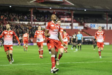 Barnsley 'li Donovan Pines, 5 Mart 202' de Oakwell, Barnsley, İngiltere 'de oynanan Sky Bet 1 karşılaşmasında 2-0' lık galibiyet golünü kutluyor.