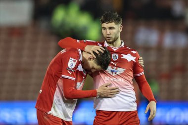 Barnsley 'den John Mcatee, Barnsley' li Mal de Gevigney 'i Sky Bet 1 maçı sırasında Oakwell, Barnsley, İngiltere' de Bolton Wanderers 'a karşı 5 Mart 2024' te teselli ediyor.
