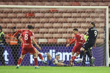 Barnsley 'den Liam Roberts, 5 Mart 202' de Oakwell, Barnsley, İngiltere 'de oynanan Sky Bet 1 karşılaşmasında çizgiyi kurtardı.