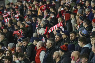 Barnsley taraftarları, 5 Mart 202 'de Oakwell, Barnsley, İngiltere' de oynanan Sky Bet 1 maçında eşarplarını kaldırdılar.