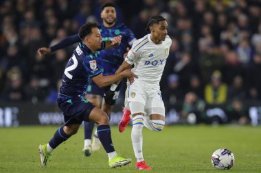 Leeds United takımından Crysencio Summerville, Leeds Road, İngiltere 'de Leeds United ile Stoke City arasındaki Sky Bet Şampiyonası maçında topa vuruyor.