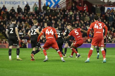 Barnsley 'den Donovan Pines, 5 Mart 202' de Oakwell, Barnsley, İngiltere 'de oynanan Sky Bet 1 maçında Bolton Wanderers' a karşı 2-0 yenildi.