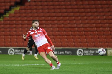 Barnsley 'den John Mcatee, 5 Mart 202' de Oakwell, Barnsley, İngiltere 'de oynanan Sky Bet 1 karşılaşmasında 1-0 berabere kaldı.