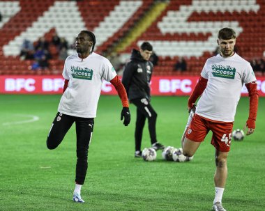 Barnsley 'den Devante Cole ve Barnsley' den John Mcatee, 5 Mart 202 'de Oakwell, Barnsley' de oynanan Sky Bet 1 karşılaşmasında oynanan ısınma maçında