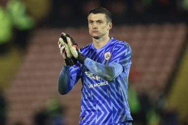Barnsley 'den Liam Roberts, 5 Mart 202' de Oakwell, Barnsley 'de oynanan Sky Bet 1 karşılaşmasında ev sahibi taraftarları alkışlıyor.