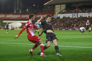 Barnsley 'den Jordan Williams, 5 Mart 202' de Oakwell, Barnsley, Birleşik Krallık 'ta oynanan Sky Bet 1 karşılaşmasında topu kutuya sokuyor.