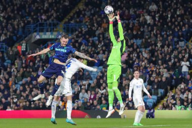 Leeds United takımından Illan Meslier, 5 Mart 202 'de Leeds, İngiltere' deki Elland Road 'da oynanan Sky Bet Şampiyonası maçında topu tehlikeli bir haçtan attığını iddia ediyor.