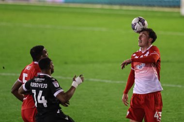 Barnsley 'li Josh Earl, 5 Mart 202' de Oakwell, Barnsley, Barnsley Wanderers 'a karşı oynanan Sky Bet 1 karşılaşmasında açık ara önde.