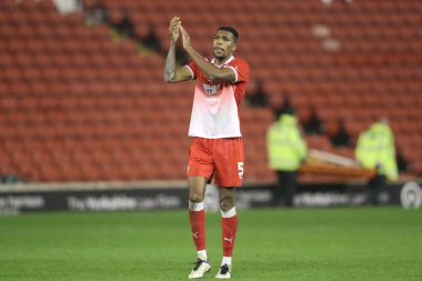 Barnsley 'li Donovan Pines, 5 Mart 202' de Oakwell, Barnsley, İngiltere 'de oynanan Sky Bet Lig 1 maçında oynanan 2-2' lik maçın ardından ev sahibi taraftarları alkışlıyor.