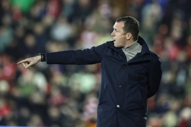 Neill Collins, 5 Mart 202 'de Oakwell, Barnsley' de oynanan Sky Bet 1 karşılaşmasında teknik alanda teknik direktör Barnsley ve Bolton Wanderers karşı karşıya geldi.