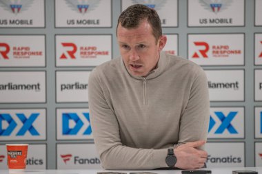 Neill Collins Barnsley 'in baş antrenörü, 5 Mart 202' de Oakwell, Barnsley 'de oynanan Sky Bet 1 maçında basın toplantısında konuştu.