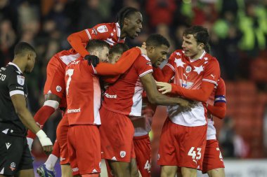 Barnsley 'li Donovan Pines, 5 Mart 202' de Oakwell, Barnsley, İngiltere 'de oynanan Sky Bet 1 karşılaşmasında 2-0' lık galibiyet golünü kutluyor.