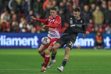 Barnsley 'den Mal de Gevigney ve Bolton Wanderers' dan Aaron Collins 5 Mart 2024 'te Oakwell, Barnsley, Birleşik Krallık' ta oynanan Sky Bet 1 karşılaşmasında top için savaştılar.