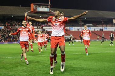 Barnsley 'li Donovan Pines, 5 Mart 202' de Oakwell, Barnsley, İngiltere 'de oynanan Sky Bet 1 karşılaşmasında 2-0' lık galibiyet golünü kutluyor.