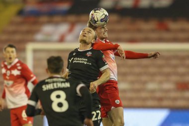 Barnsley 'den Luca Connell ve Bolton Wanderers' dan Kyle Dempsey, 5 Mart 202 'de Oakwell, Barnsley' de oynanan Sky Bet 1 karşılaşmasında top için mücadele ediyorlar.