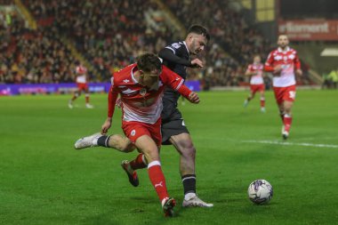 Barnsley 'den Mal de Gevigney ve Bolton Wanderers' dan Aaron Collins 5 Mart 2024 'te Oakwell, Barnsley, Birleşik Krallık' ta oynanan Sky Bet 1 karşılaşmasında top için savaştılar.