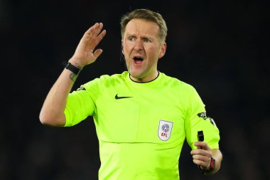 Hakem Oliver Langford, 5 Mart 202 'de Leeds United' ın Stoke City 'ye karşı oynadığı Sky Bet Şampiyonası karşılaşmasında jest ve tepkiler gösterdi.