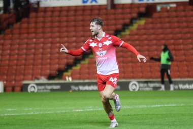 Barnsley 'den John Mcatee, 5 Mart 202' de Oakwell, Barnsley, Birleşik Krallık 'ta oynanan Sky Bet Lig 1 karşılaşmasında 1-0 kazanma hedefini kutluyor.