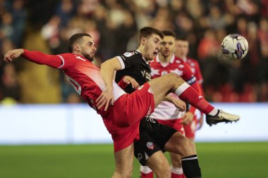 Barnsley 'li Adam Phillips, 5 Mart 202' de Oakwell, Barnsley 'de oynanan Sky Bet 1 karşılaşmasında topu temizliyor.