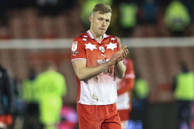 Barnsley 'den Sam Cosgrove, 5 Mart 202' de İngiltere 'nin Oakwell kentinde oynanan Sky Bet 1 karşılaşmasında taraftarlarını alkışlıyor.