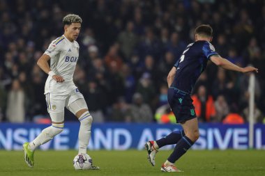 Leeds United takımından Mateo Joseph, 5 Mart 202 'de Leeds Road, Leeds, İngiltere' de oynanan Leeds United Stoke City maçında topa vuruyor.