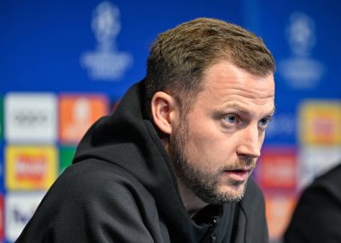 Jacob Neestrup F.C. 'nin baş antrenörü. Kopenhag, F.C. sırasında. Kopenhag Şampiyonlar Ligi Basın Konferansı Etihad Kampüsü, Manchester, İngiltere, 5 Mart 202