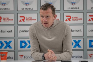 Neill Collins Barnsley 'in baş antrenörü, 5 Mart 202' de Oakwell, Barnsley 'de oynanan Sky Bet 1 maçında basın toplantısında konuştu.