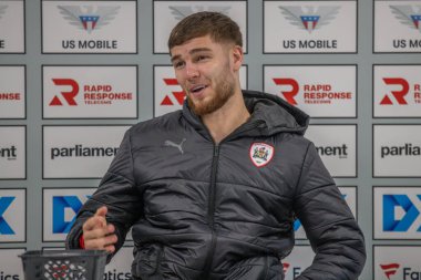 Barnsley 'den John Mcatee, 5 Mart 202' de Oakwell, Barnsley, İngiltere 'de oynanan Sky Bet 1 karşılaşmasında basın toplantısı düzenledi.