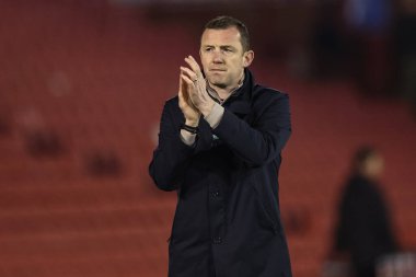 Neill Collins Barnsley 'in baş antrenörü, 5 Mart 202' de Oakwell, Barnsley 'de oynanan Sky Bet 1 karşılaşmasında taraftarları alkışlıyor.