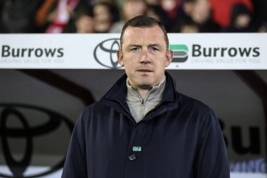 Neill Collins Barnsley 'in baş antrenörü 5 Mart 202' de Oakwell, Barnsley 'de oynanan Sky Bet 1 maçında Barnsley' e karşı Bolton Wanderers maçına bakıyor.