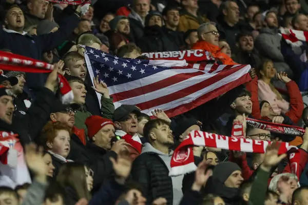 Fãs Barnsley Seguram Uma Bandeira Americana Durante Partida Sky Bet — Fotografia de Stock