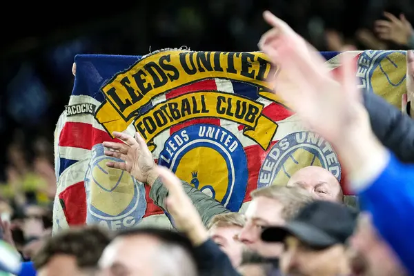 Una Bandera Leeds United Ondeando Antes Del Partido Por Sky — Foto de Stock