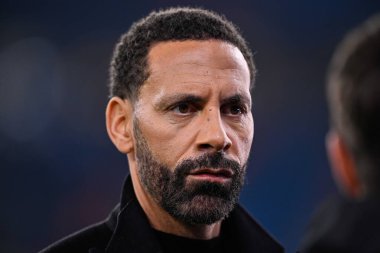 Rio Ferdinand, UEFA Şampiyonlar Ligi karşılaşması öncesinde TNT Sports yorumcusu Manchester City ile F.C. Kopenhag Etihad Stadyumu, Manchester, İngiltere, 6 Mart 202