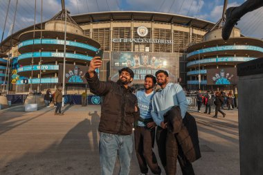 Taraftarlar UEFA Şampiyonlar Ligi maçında Etihad 'ın dışında Manchester City ile F.C. Kopenhag Etihad Stadyumu, Manchester, İngiltere, 6 Mart 202