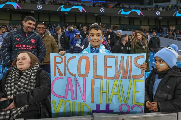 Aficionados Con Cartel Para Rico Lewis Manchester City Etihad Durante — Foto de Stock