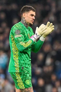 Manchester City 'den Ederson, UEFA Şampiyonlar Ligi maçının sonunda taraftarları alkışlıyor. Kopenhag Etihad Stadyumu, Manchester, İngiltere, 6 Mart 202