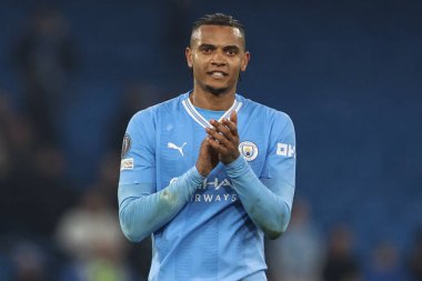 Manchester City 'den Manuel Akanji, Manchester City ile F.C. arasındaki UEFA Şampiyonlar Ligi karşılaşmasında maçın 3-1 bitmesi sonrasında ev sahibi taraftarları alkışlıyor. Kopenhag Etihad Stadyumu, Manchester, İngiltere, 6 Mart 202