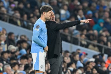 Manchester City 'nin Pep Guardiola teknik direktörü Manchester City ile F.C. arasındaki UEFA Şampiyonlar Ligi karşılaşmasında Manchester City' den John Stones 'a talimat verdi. Kopenhag Etihad Stadyumu, Manchester, İngiltere, 6 Mart 202