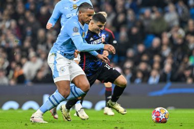 Manchester City ile F.C. arasındaki UEFA Şampiyonlar Ligi karşılaşmasında FC Kopenhag 'dan Muhammed Elyounoussi ve Manchester City' den Manuel Akanji top için mücadele ediyor. Kopenhag Etihad Stadyumu, Manchester, İngiltere, 6 Mart 202