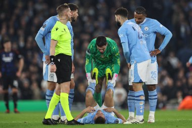 Manchester City 'den Ederson, Manchester City ile F.C. arasındaki UEFA Şampiyonlar Ligi karşılaşmasında sahada yaralanan Manchester City' den Mateo Kovai 'ye yardım ediyor. Kopenhag Etihad Stadyumu, Manchester, İngiltere, 6 Mart 2024