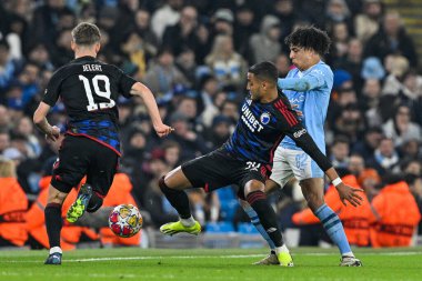Manchester City ile F.C. arasındaki UEFA Şampiyonlar Ligi karşılaşmasında FC Kopenhag takımından Elias Achouri ve Manchester City 'den Rico Lewis top için mücadele ediyor. Kopenhag Etihad Stadyumu, Manchester, İngiltere, 6 Mart 202
