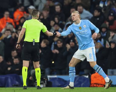 Manchester City 'den Erling Haaland, Manchester City ile F.C. arasındaki UEFA Şampiyonlar Ligi maçında yerini alırken Manchester City' den Erling Haaland ile tokalaşıyor. Kopenhag Etihad Stadyumu, Manchester, İngiltere, 6 Mart 202