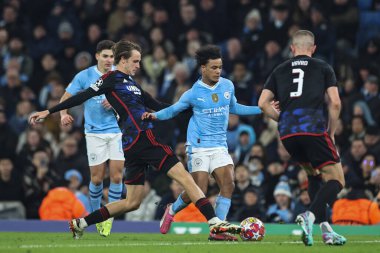 Manchester City ile F.C. arasındaki UEFA Şampiyonlar Ligi karşılaşmasında FC Kopenhag takımından Peter Ankersen Manchester City 'den Oscar Bobb' u yere serdi. Kopenhag Etihad Stadyumu, Manchester, İngiltere, 6 Mart 202