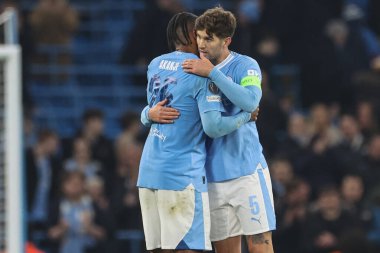 Manchester City 'den John Stones Manchester City ile F.C. arasındaki UEFA Şampiyonlar Ligi karşılaşmasında Manchester City' den Manuel Akanji 'yi kucaklıyor. Kopenhag Etihad Stadyumu, Manchester, İngiltere, 6 Mart 202