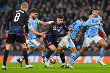 Manchester City ile F.C. arasındaki UEFA Şampiyonlar Ligi karşılaşmasında FC Kopenhag 'dan Roony Bardghji, Manchester City' den Rico Lewis ve Manchester City 'den Rben Dias' ı geçti. Kopenhag Etihad Stadyumu, Manchester, İngiltere, 6 Mart 2024