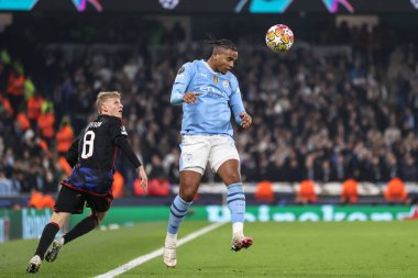 Manchester City 'den Manuel Akanji UEFA Şampiyonlar Ligi karşılaşmasında topu oyunda tutuyor. Kopenhag Etihad Stadyumu, Manchester, İngiltere, 6 Mart 202
