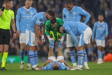 Manchester City 'den Ederson, Manchester City ile F.C. arasındaki UEFA Şampiyonlar Ligi karşılaşmasında sahada yaralanan Manchester City' den Mateo Kovai 'ye yardım ediyor. Kopenhag Etihad Stadyumu, Manchester, İngiltere, 6 Mart 2024